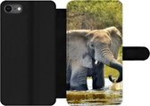 Telefoonhoesje Geschikt voor iPhone 7 telefoonhoesje - Olifant - Water - Dieren - Natuur - Met vakjes - Wallet case met magneetsluiting