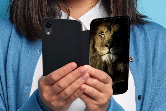 Étui pour iPhone XR Bookcase - Lion - Léger - Zwart - Avec poches - Étui portefeuille avec fermeture magnétique