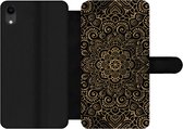 Bookcase Geschikt voor iPhone XR telefoonhoesje - Gouden patroon op een zwarte achtergrond - Met vakjes - Wallet case met magneetsluiting