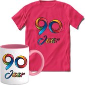 90 Jaar Vrolijke Verjaadag T-shirt met mok giftset Roze | Verjaardag cadeau pakket set | Grappig feest shirt Heren – Dames – Unisex kleding | Koffie en thee mok | Maat M