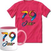 79 Jaar Vrolijke Verjaadag T-shirt met mok giftset Roze | Verjaardag cadeau pakket set | Grappig feest shirt Heren – Dames – Unisex kleding | Koffie en thee mok | Maat XL