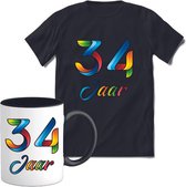 34 Jaar Vrolijke Verjaadag T-shirt met mok giftset Zwart | Verjaardag cadeau pakket set | Grappig feest shirt Heren – Dames – Unisex kleding | Koffie en thee mok | Maat M