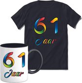 61 Jaar Vrolijke Verjaadag T-shirt met mok giftset Zwart | Verjaardag cadeau pakket set | Grappig feest shirt Heren – Dames – Unisex kleding | Koffie en thee mok | Maat XL