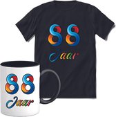 88 Jaar Vrolijke Verjaadag T-shirt met mok giftset Zwart | Verjaardag cadeau pakket set | Grappig feest shirt Heren – Dames – Unisex kleding | Koffie en thee mok | Maat L