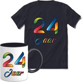 24 Jaar Vrolijke Verjaadag T-shirt met mok giftset Zwart | Verjaardag cadeau pakket set | Grappig feest shirt Heren – Dames – Unisex kleding | Koffie en thee mok | Maat 3XL