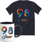 98 Jaar Vrolijke Verjaadag T-shirt met mok giftset Zwart | Verjaardag cadeau pakket set | Grappig feest shirt Heren – Dames – Unisex kleding | Koffie en thee mok | Maat XL
