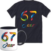 67 Jaar Vrolijke Verjaadag T-shirt met mok giftset Zwart | Verjaardag cadeau pakket set | Grappig feest shirt Heren – Dames – Unisex kleding | Koffie en thee mok | Maat XL
