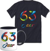 63 Jaar Vrolijke Verjaadag T-shirt met mok giftset Zwart | Verjaardag cadeau pakket set | Grappig feest shirt Heren – Dames – Unisex kleding | Koffie en thee mok | Maat S