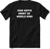 Voor koffie draait de wereld rond | Koffie Kado T-Shirt Heren - Dames | Perfect Verjaardag Cadeau Shirt | Grappige Spreuken - Zinnen - Teksten | Maat S