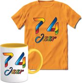 74 Jaar Vrolijke Verjaadag T-shirt met mok giftset Geel | Verjaardag cadeau pakket set | Grappig feest shirt Heren – Dames – Unisex kleding | Koffie en thee mok | Maat L