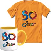 80 Jaar Vrolijke Verjaadag T-shirt met mok giftset Geel | Verjaardag cadeau pakket set | Grappig feest shirt Heren – Dames – Unisex kleding | Koffie en thee mok | Maat XL