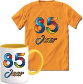 85 Jaar Vrolijke Verjaadag T-shirt met mok giftset Geel | Verjaardag cadeau pakket set | Grappig feest shirt Heren – Dames – Unisex kleding | Koffie en thee mok | Maat XL