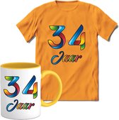 34 Jaar Vrolijke Verjaadag T-shirt met mok giftset Geel | Verjaardag cadeau pakket set | Grappig feest shirt Heren – Dames – Unisex kleding | Koffie en thee mok | Maat M