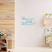 Stickerheld - Muursticker "Love Every Moment" Quote - Woonkamer - vlinders - Engelse Teksten - Mat Lichtblauw - 41.3x67.4cm