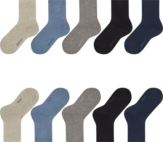 Twee rijen van vijf sokken. Bovenste rij: effen kleuren lichtgrijs, hemelsblauw, grijs, zwart, marineblauw. Onderste rij: effen kleuren lichtgrijs, hemelsblauw, grijs, zwart, marineblauw.