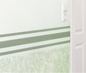 Witte schakelaar op een lichtgroene muur met horizontale groene strepen en gestructureerd behang.