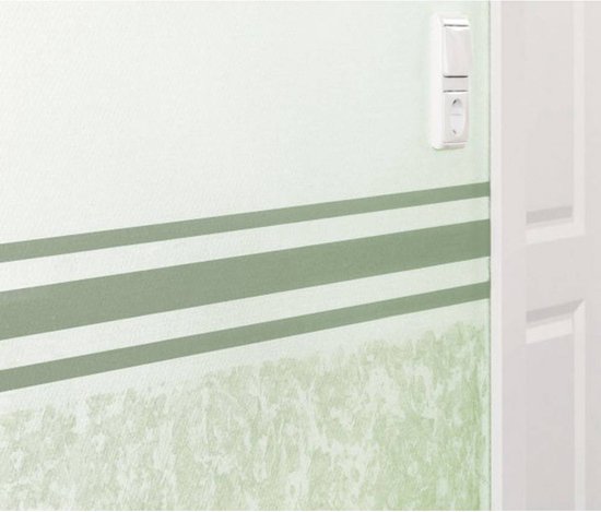 Witte schakelaar op een lichtgroene muur met horizontale groene strepen en gestructureerd behang.
