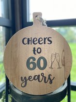 Serveerplank 60 jaar - cheers to 60 years - maat 45 - puur hout - verjaardag - te personaliseren met naam