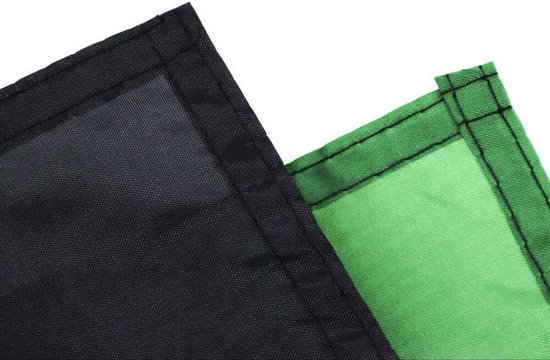 Close-up van de hoeken van twee vlaggen, één zwart en één groen, met duidelijke stiksels.