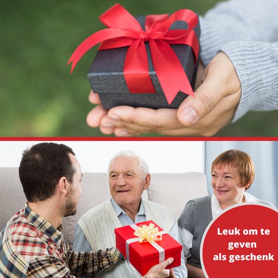 Twee handen die een klein zwart cadeau met strik aanbieden, en een man die een rood cadeau geeft aan zijn vader en grootvader.