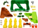Alle onderdelen van de John Deere boerderij speeltafel uitgestald, inclusief tractoren, dieren en de tafel.