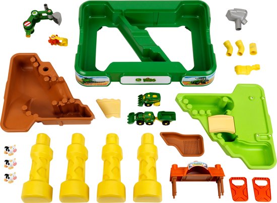 Alle onderdelen van de John Deere boerderij speeltafel uitgestald, inclusief tractoren, dieren en de tafel.