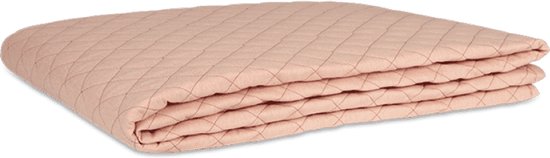 Roze gewatteerd plaid, gevouwen met een ruitpatroon.