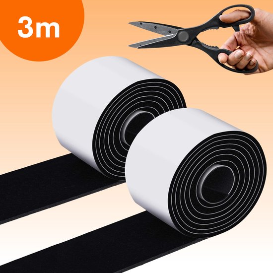 Zwarte viltrol van 3 meter breed, schaar knipt de strook.