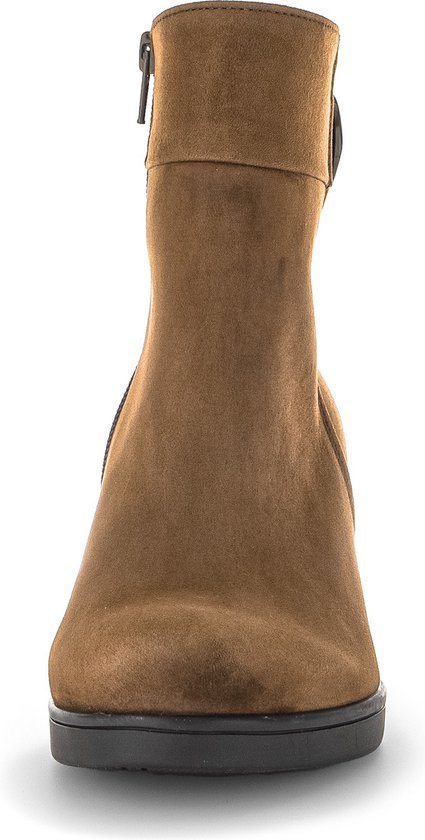 Vooraanzicht van bruine suède enkellaars met blokhak en ritssluiting, van Gabor.