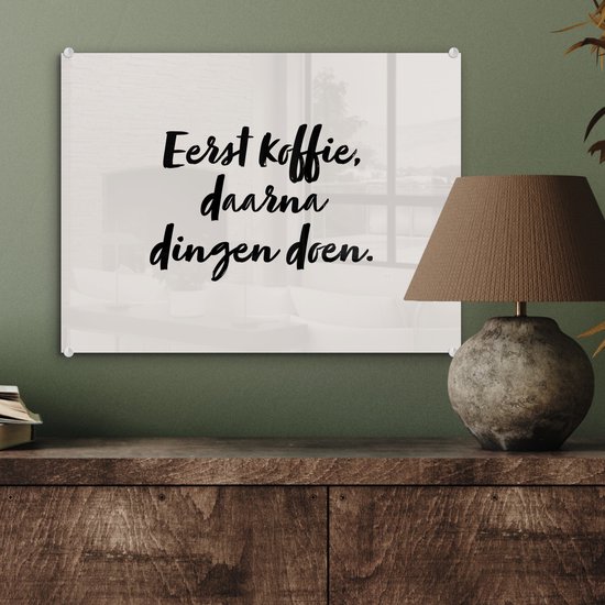 MuchoWow® Glasschilderij 40x30 cm - Schilderij acrylglas - Quote - Eerst koffie, daarna dingen doen - Taupe - Foto op glas - Schilderijen