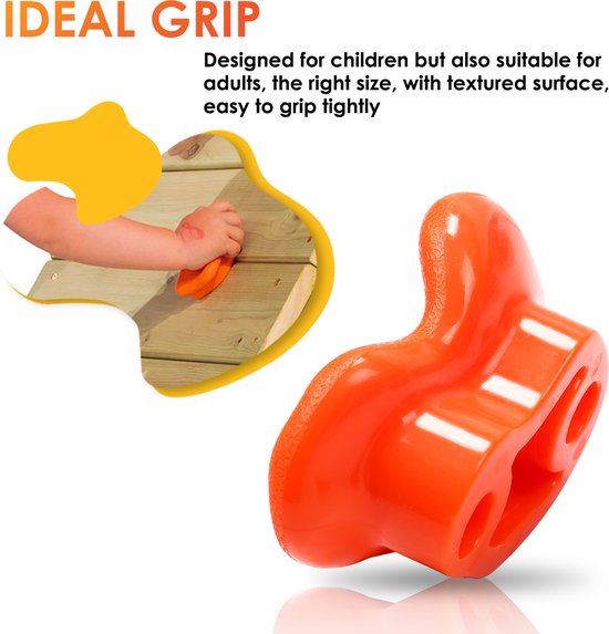 Een oranje klimsteen met een gestructureerd oppervlak voor een stevige grip. Een kinderhand pakt een oranje klimsteen.