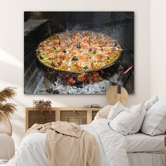 MuchoWow® Glasschilderij 160x120 cm - Schilderij acrylglas - Zeevruchtenrijst gekookt in een brandhou. Paella is een van de traditionele gerechten van Spanje - Foto op glas - Schilderijen