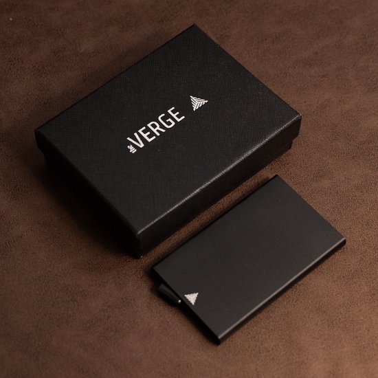 Porte-cartes noir à côté d'une boîte cadeau noire 'The Verge'.