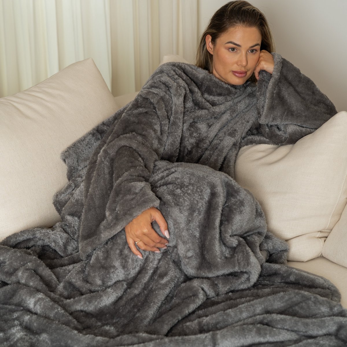 Fleece Deken met Mouwen - Plaid met Mouwen - Hoodie Deken - Hoodie Blanket - Huggle Hoodie - Snuggle Hoodie - Dekens - TV Deken - Grijs - Dames en Heren - Volwassenen - 180x130 cm - Noodpakket - Kerstcadeau - Snuggie Moment