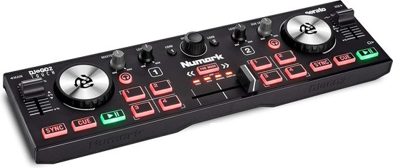 Zwarte DJ controller met rode en groene verlichte knoppen, jog wheels en faders, dichtbij gefotografeerd.