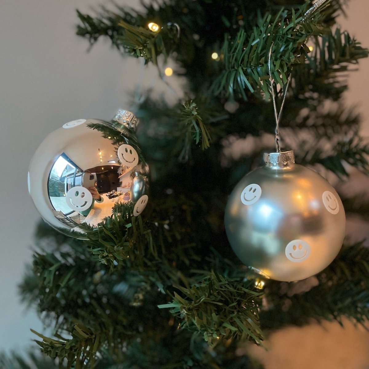 Smiley kerstballen - 2 stuks - 8cm - The Limited Silver Christmas Smiles