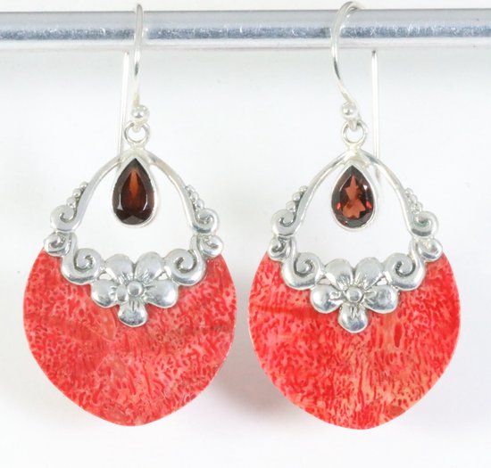 Traditionele bewerkte zilveren oorbellen met rode koraal steen en granaat
