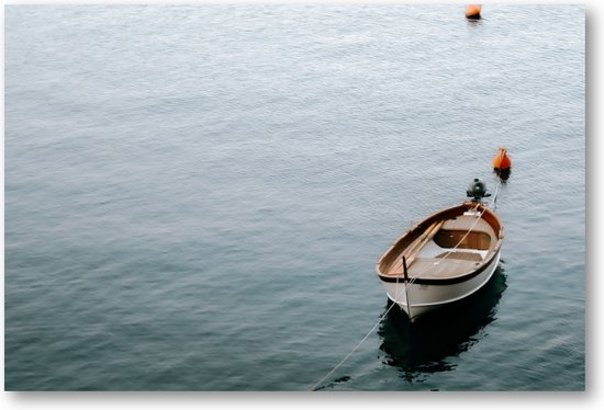 Stilte in Riomaggiore - Eenzaamheid op Zee - Vissersboot - Fotoposter 60x40