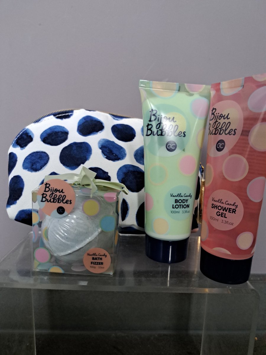 Goedkoopste geschenk set vrouwen verjaardag - moeder dag - kerst - vriendin - douche gel - body lotion - toilet tas - bruisbal - vanille - candy