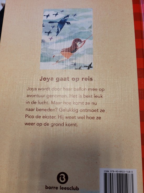 Boekomslag met tekst "Joya gaat op reis". Een meisje op een ballon met een vogel en sterren.