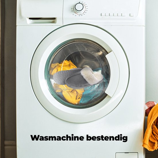 Grijze pantoffels met witte vacht in een wasmachine.
