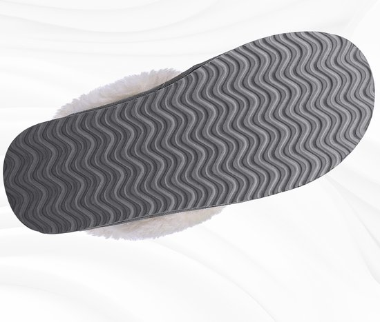 Donkergrijze pantoffel met golfpatroon op de zool.
