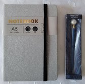 LIBOZA - Notitieboek A5 - GLITTER ZILVER - VALENTIJNCADEU - ook in zwart - Met bijpassende pen - Chique - 14,8 x 21 cm - harde kaft- gelinieerd-leeslint-sluitelastiek - extra ECOpen - Cadeau – Verjaardag
