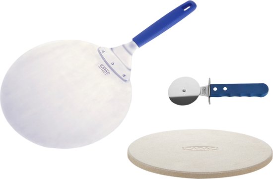 Cadac pizza schep met blauw handvat, pizzasteen en pizzames met blauw handvat.