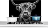 Spatscherm keuken 90x60 cm - Kookplaat achterwand Schotse Hooglander - Horens - Zwart - Wit - Koe - Wild - Dieren - Muurbeschermer - Spatwand fornuis - Hoogwaardig aluminium - Alternatief voor glazen spatscherm