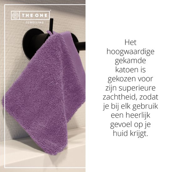Paarse washand hangend aan een haakje.