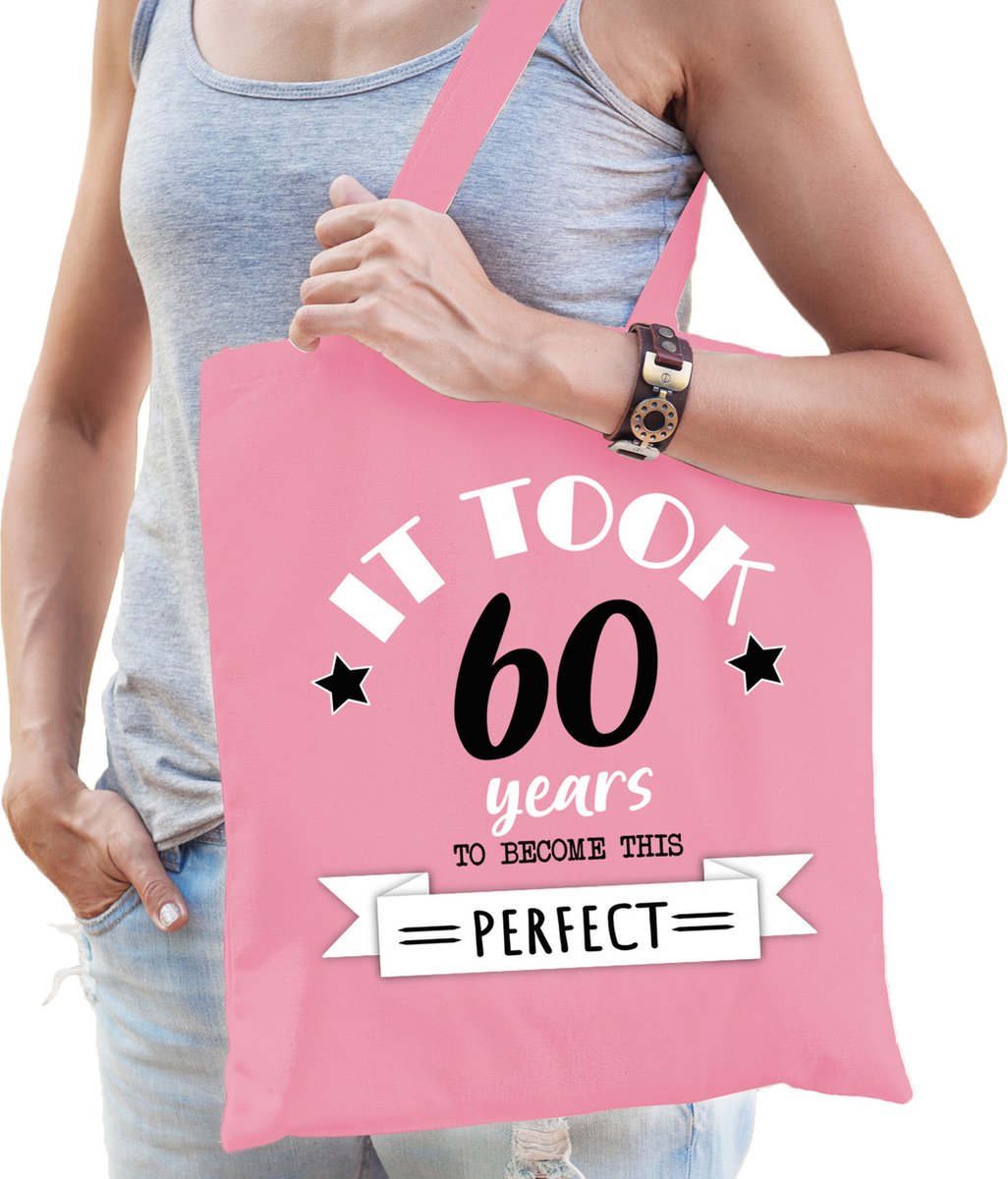 Bellatio Decorations cadeau tas dames - 60 en perfect - lichtroze - katoen - 42 x 38 cm - zestig