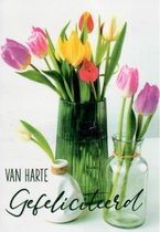 Van harte gefeliciteerd met je verjaardag. Deze leuke kaart met een afbeelding van tulpen in vazen. Een leuke kaart om zo te geven of om bij een cadeau te voegen. Een dubbele wenskaart inclusief envelop en in folie verpakt.
