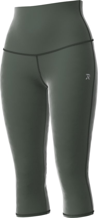 Zij-aanzicht van een groene driekwart sportlegging met een logo op de zijkant.