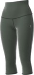 Zij-aanzicht van een groene driekwart sportlegging met een logo op de zijkant.